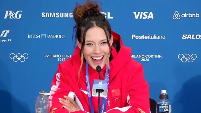 Eileen Gu in conferenza stampa a Milano Cortina 2026 dopo la brillante risposta al giornalista