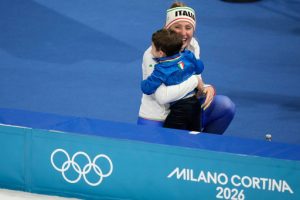 Francesca Lollobrigida sul podio con il figlio dopo l’oro nei 3000 metri alle Olimpiadi Milano-Cortina 2026