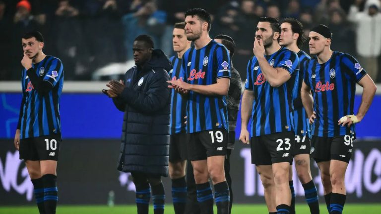 Giocatori dell’Atalanta delusi dopo la pesante sconfitta in Champions League