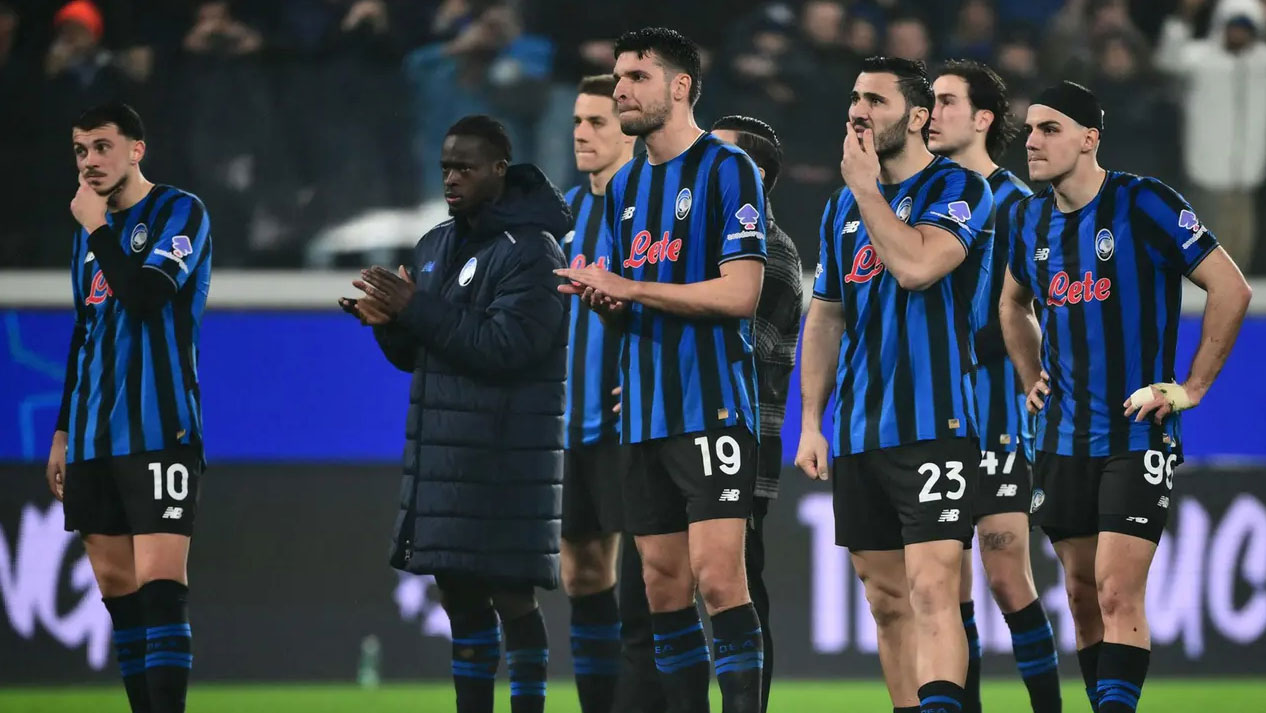 Giocatori dell’Atalanta delusi dopo la pesante sconfitta in Champions League