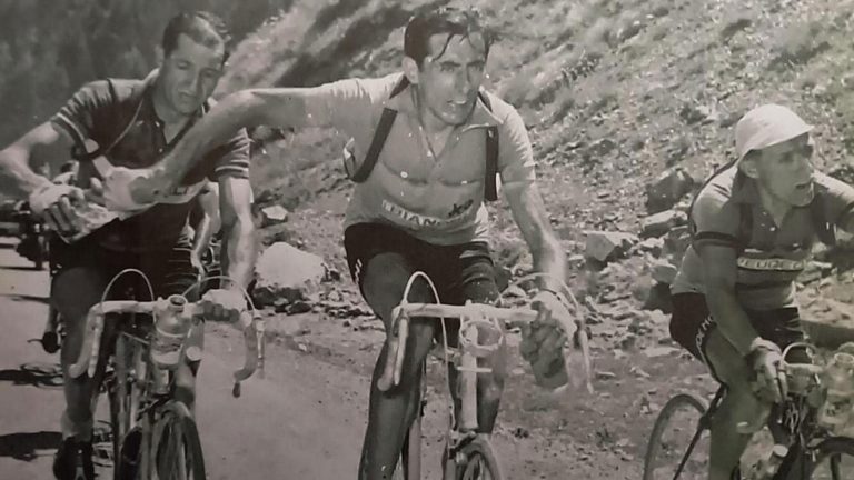 Fausto Coppi e Gino Bartali si passano la borraccia durante il Tour de France del 1952