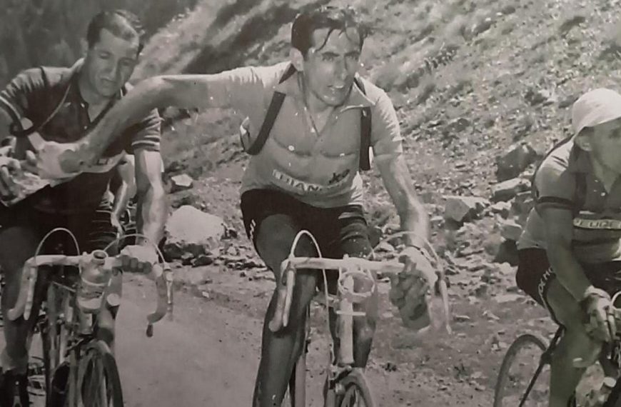 Fausto Coppi e Gino Bartali si passano la borraccia durante il Tour de France del 1952