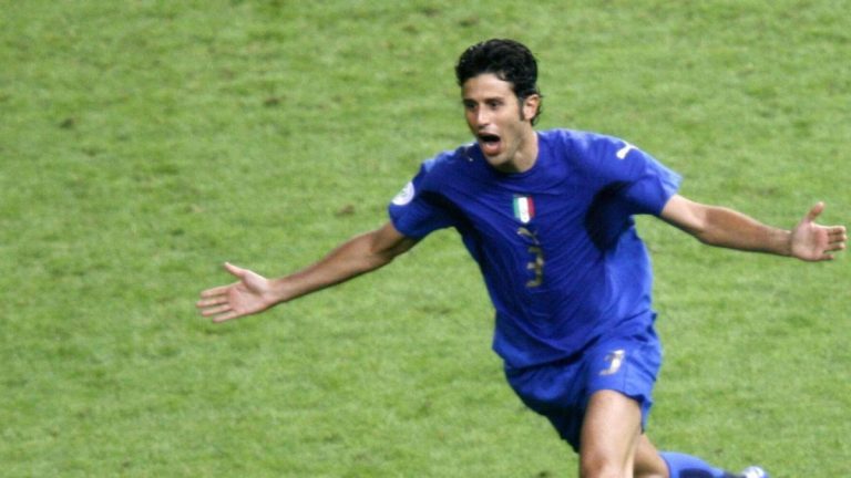 Fabio Grosso segna e corre verso la panchina dopo il gol decisivo in Germania Italia semifinale Mondiale 2006