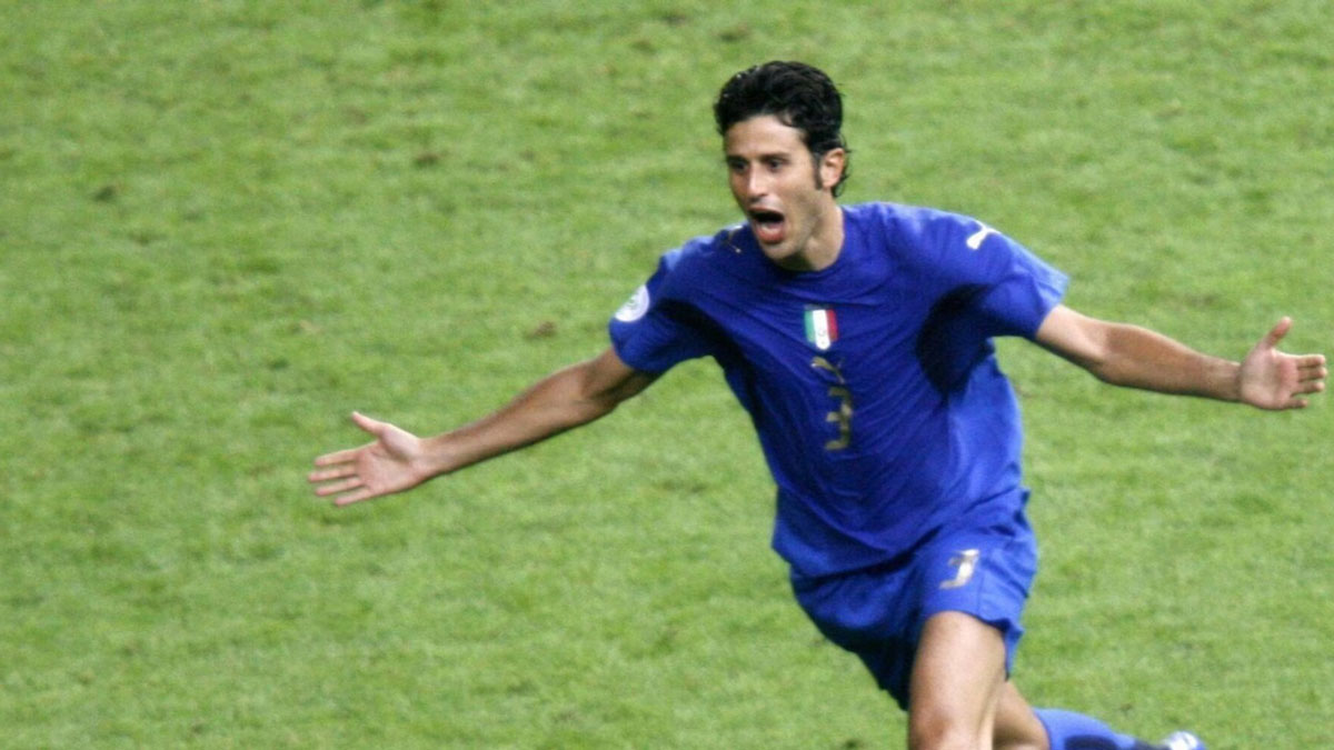 Fabio Grosso segna e corre verso la panchina dopo il gol decisivo in Germania Italia semifinale Mondiale 2006