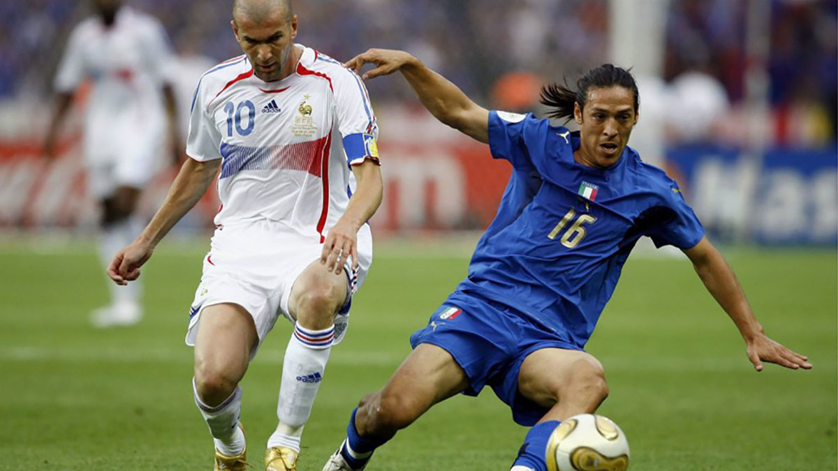 Zidane contrastato da Camoranesi nella finale dei Mondiali 2006 tra Italia e Francia