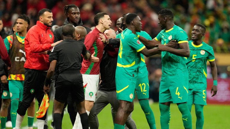 Giocatori del Senegal e del Marocco discutono animatamente durante la finale di Coppa d’Africa tra proteste e tensione in campo