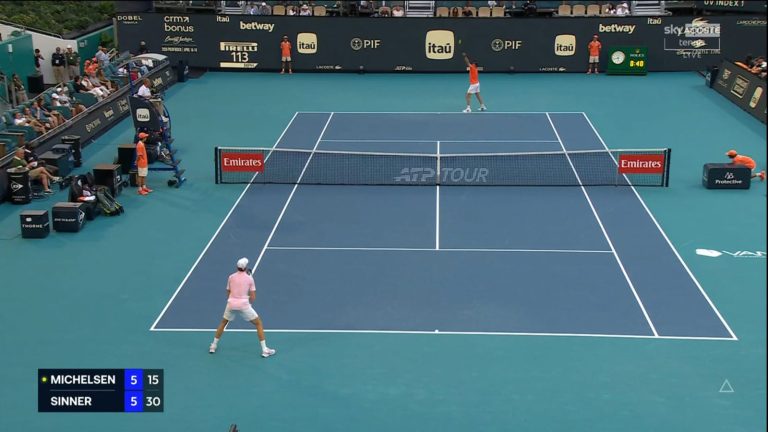 Jannik Sinner in risposta contro Alex Michelsen durante il Miami Open 2026