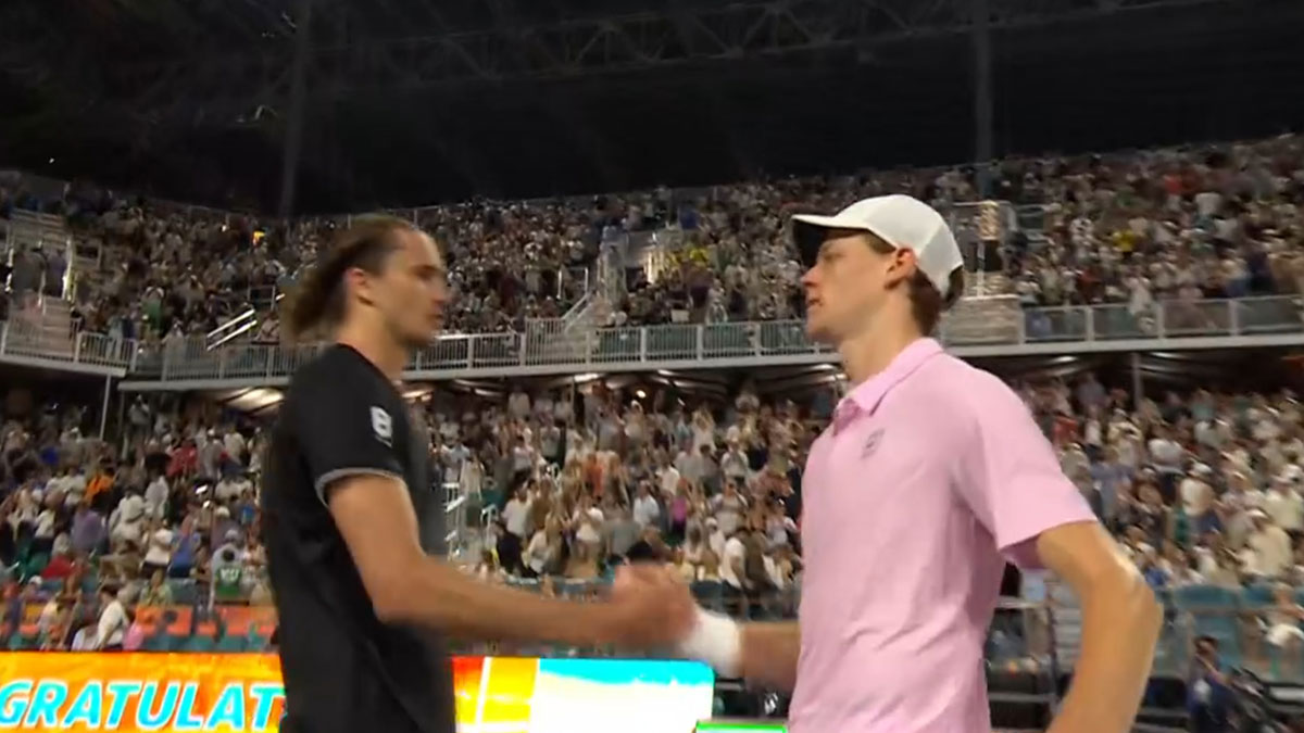 Jannik Sinner saluta Alexander Zverev dopo la semifinale del Miami Open 2026