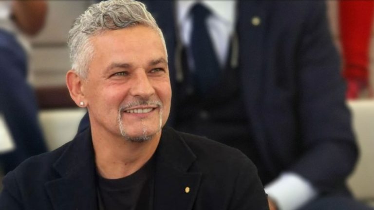 Roberto Baggio durante un evento ufficiale FIGC, protagonista del documento per la riforma del calcio italiano