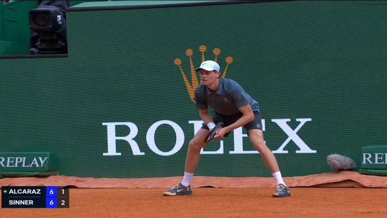 Jannik Sinner esulta dopo la vittoria a Montecarlo che vale il numero 1