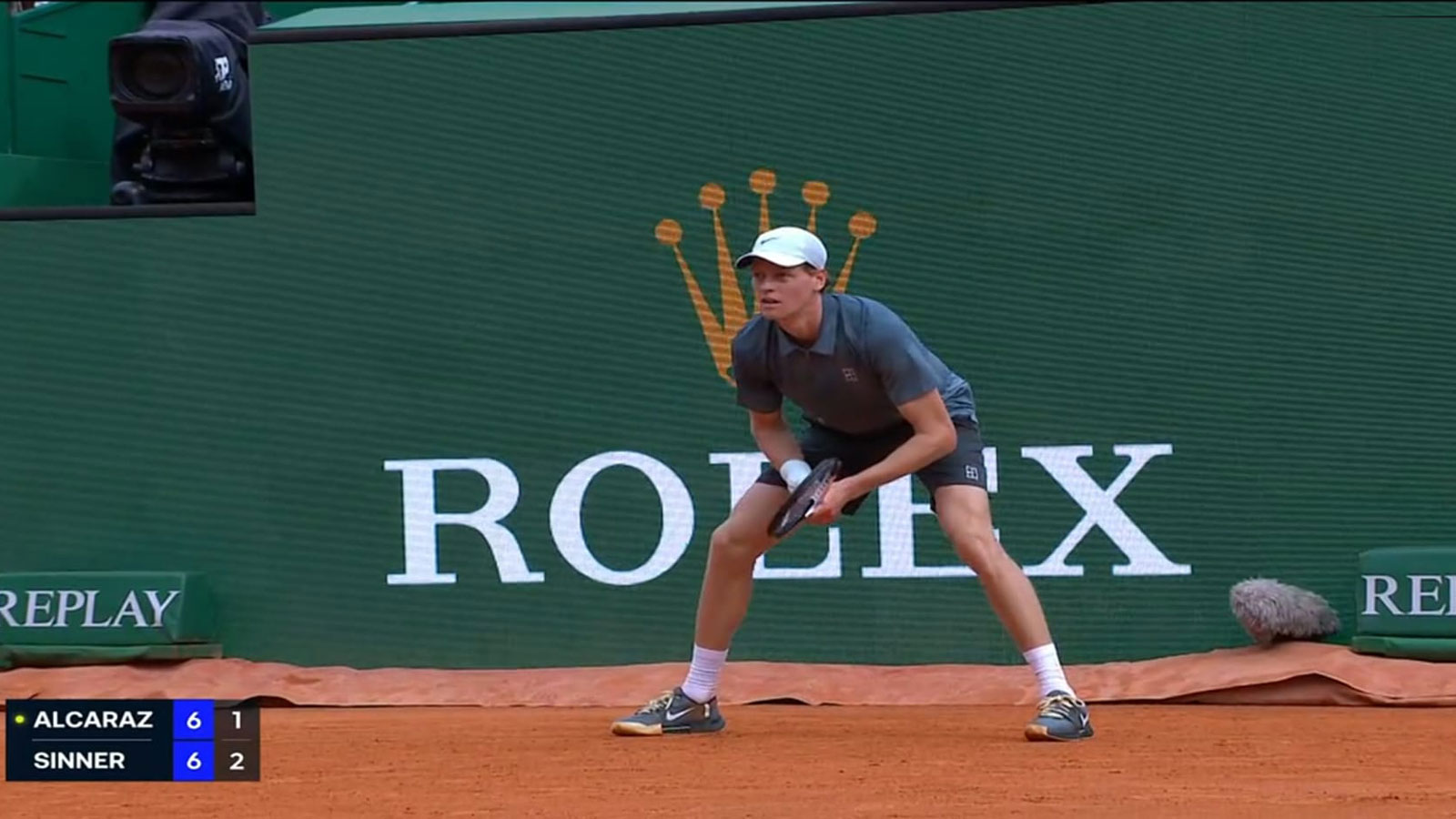 Jannik Sinner esulta dopo la vittoria a Montecarlo che vale il numero 1