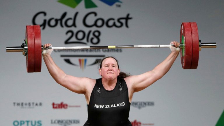 atleta sollevamento pesi gara internazionale dibattito transgender sport