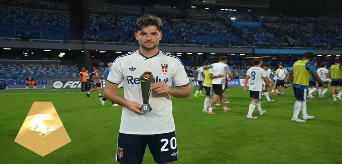 Martin Baturina con la maglia del Como dopo la partita contro il Napoli