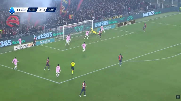 Azione offensiva del Genoa contro la Juventus con il portiere bianconero in tuffo durante una partita di Serie A.